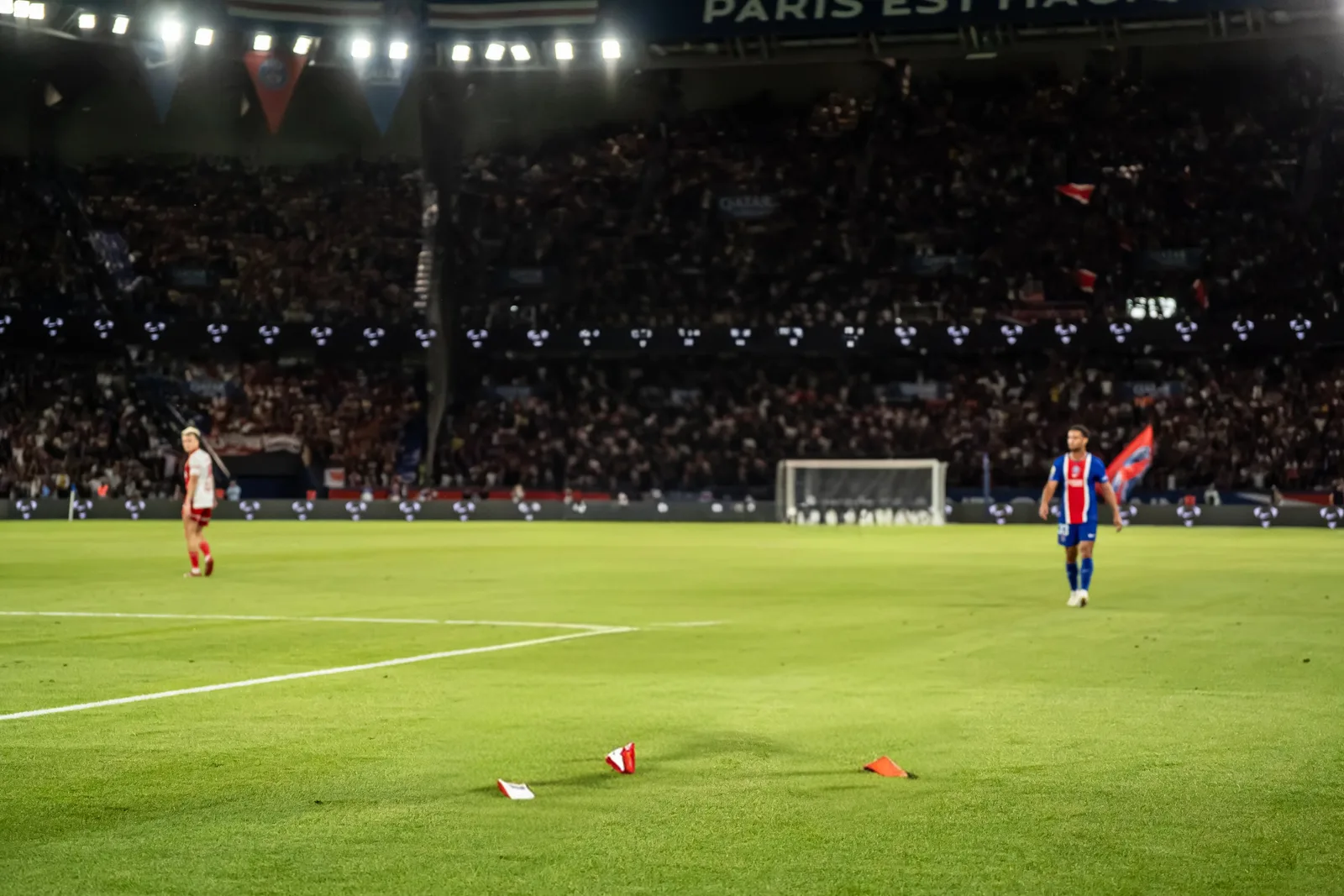Deux joueurs du Paris Saint-Germain se congratulent après un but au Parc des Princes