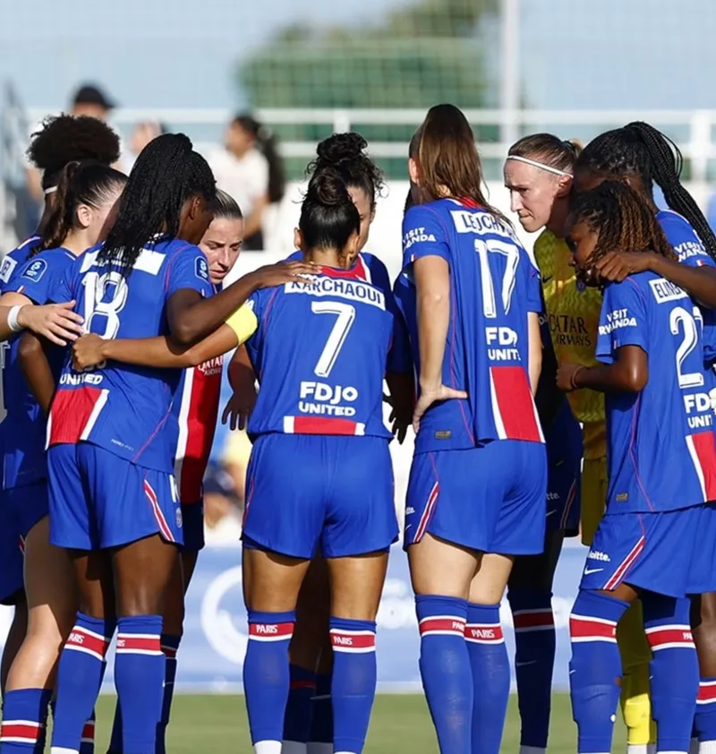 Les Parisiennes réunies en cercle avant le coup d’envoi