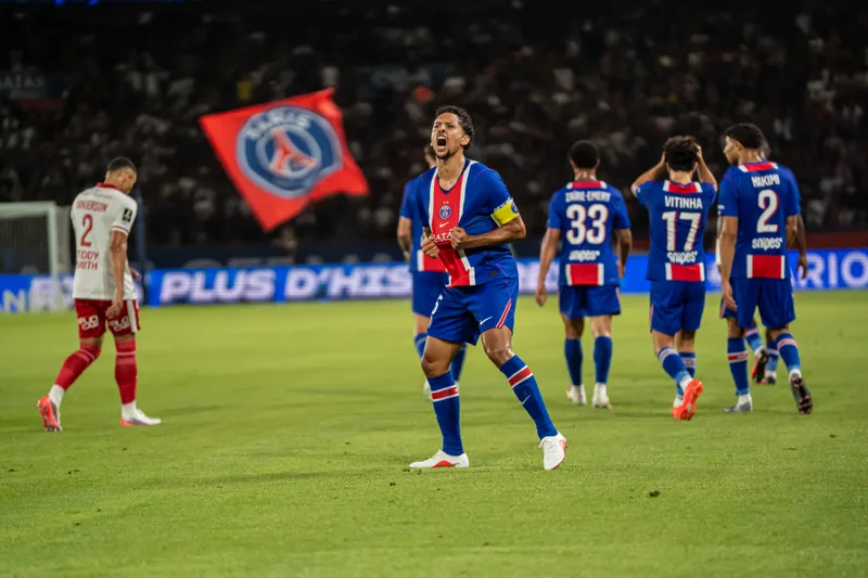 Le capitaine parisien exulte devant un drapeau du club déployé en tribune