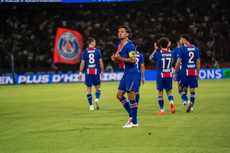Le capitaine parisien remonte vers le rond central, ses coéquipiers derrière lui