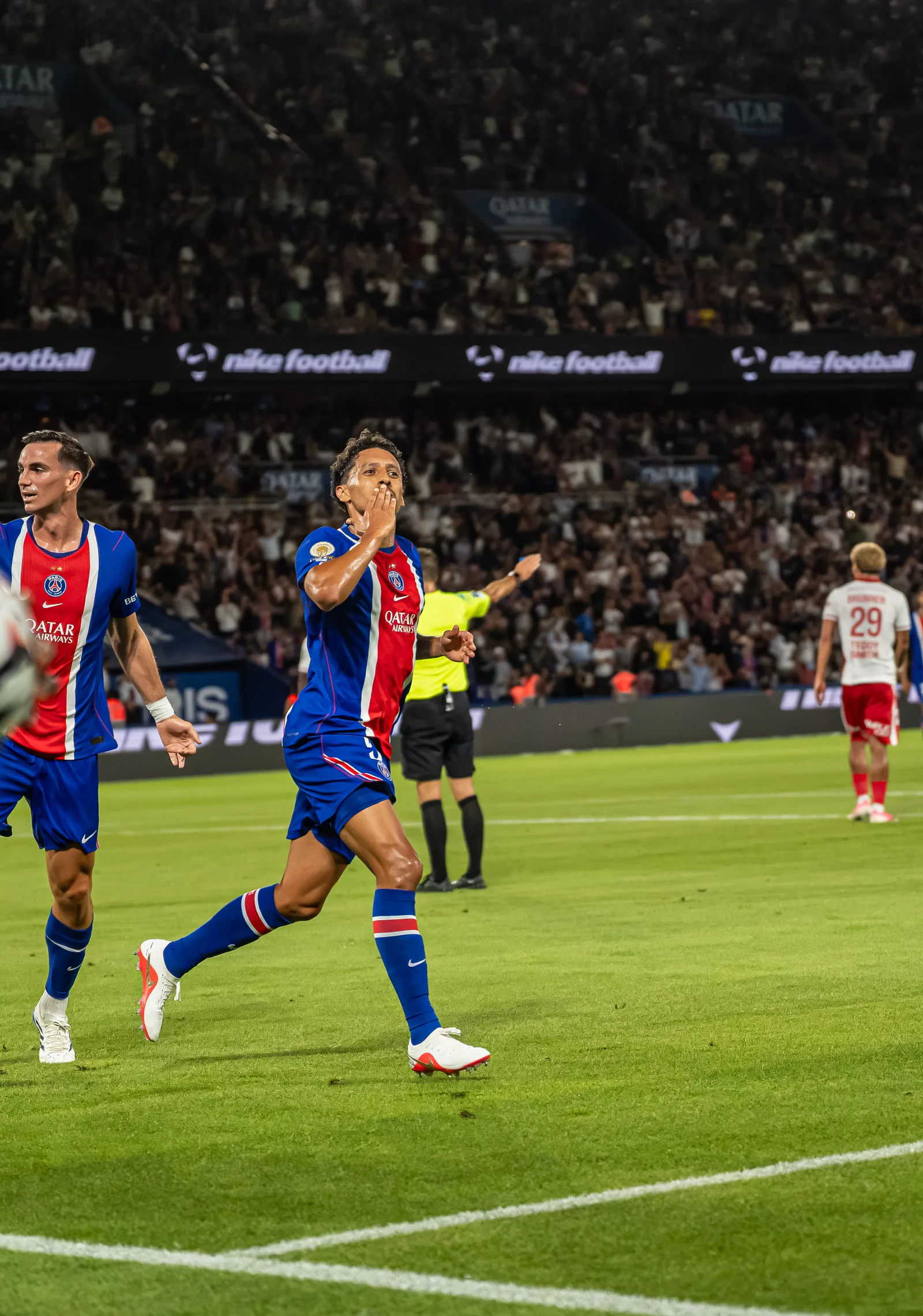 Le Parc des Princes un soir de Ligue des Champions, vu depuis le terrain