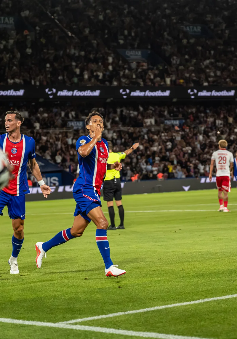 Le Parc des Princes un soir de Ligue des Champions, vu depuis le terrain