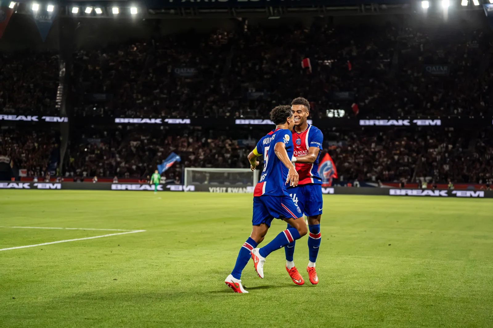 Deux joueuses parisiennes se congratulent après une action