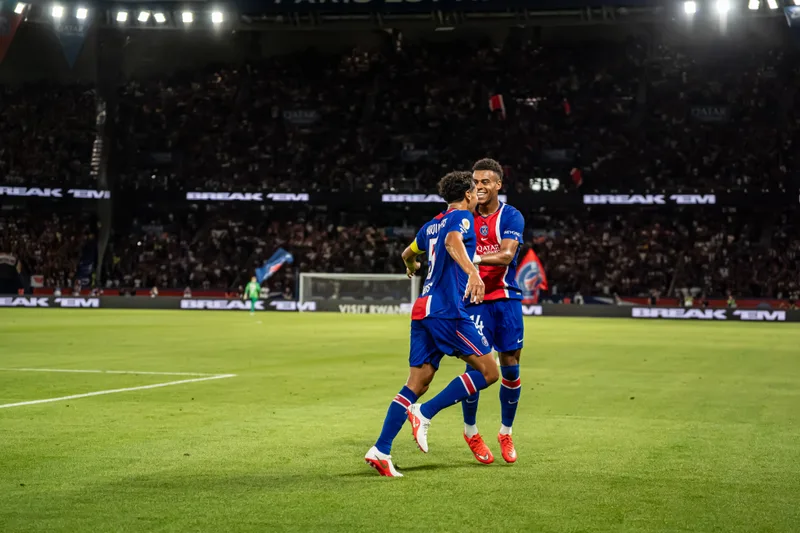 Deux joueuses parisiennes se congratulent après une action