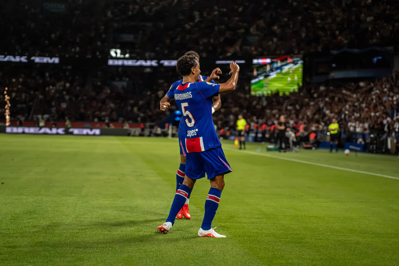 Le capitaine parisien, de dos, salue le virage après la victoire