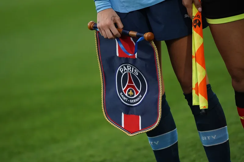 Le fanion du Paris Saint-Germain tenu par un arbitre avant le coup d’envoi